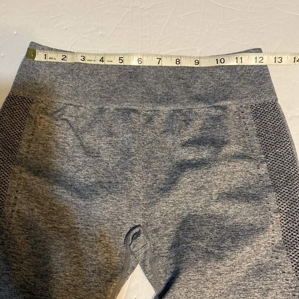 NWOT Fabletics Gray women’s cropped Leggings with vented air sides. - Picture 4 of 6